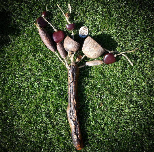 Shipibo Seed Rattle – Schamanenrassel mit Adlerrelief & Wurzelholzgriff - handgefertigtes Unikat