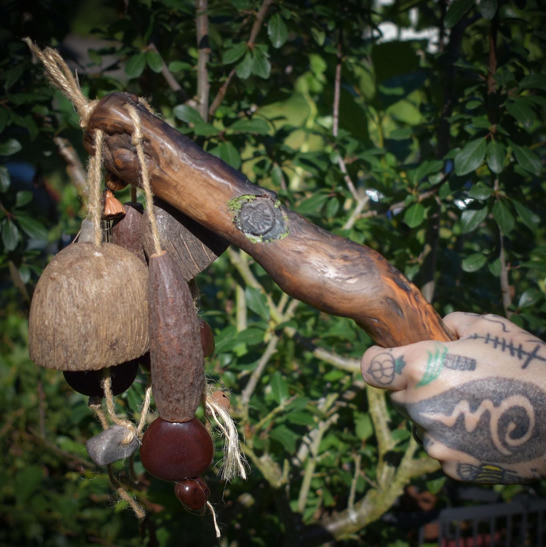 Shipibo Seed Rattle – Schamanenrassel mit Adlerrelief & Wurzelholzgriff - handgefertigtes Unikat