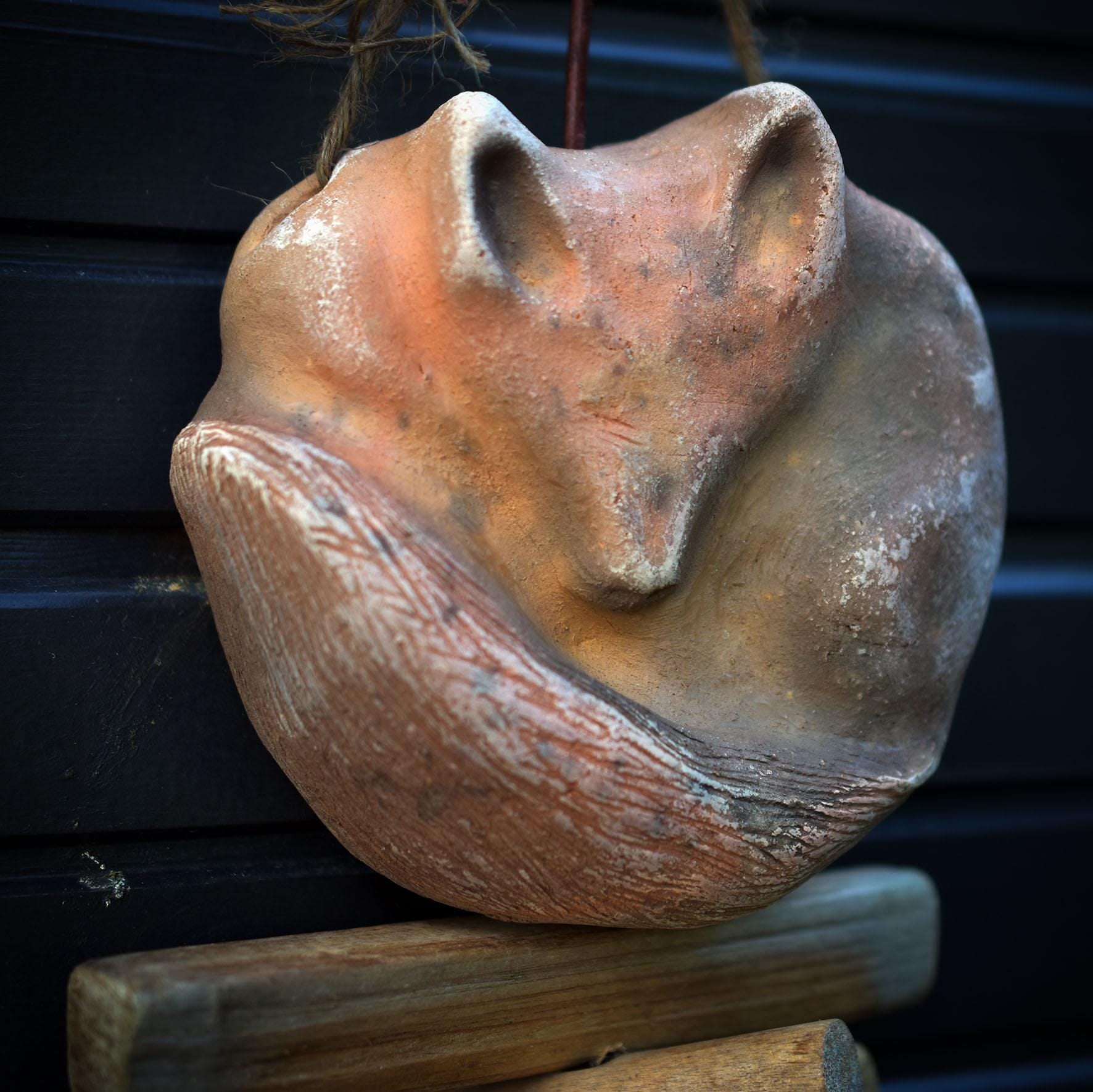 Krafttier Fuchs – Wanddekoration aus Ton & Treibholz - traditionelle Rauchbrandkunst - Art.Nr.: HEX013