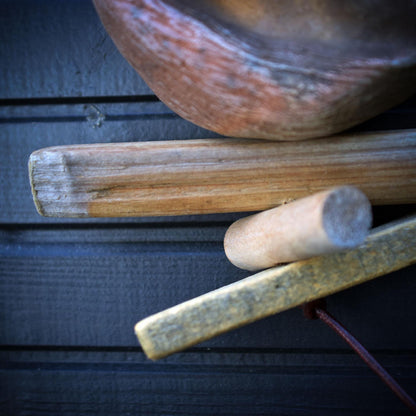 Krafttier Fuchs – Wanddekoration aus Ton & Treibholz - traditionelle Rauchbrandkunst