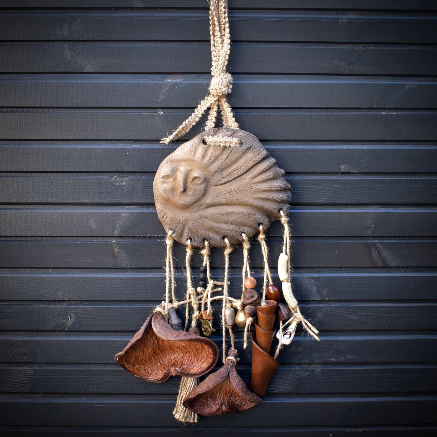 Krafttier Eule – Wandrelief aus Ton & Naturmaterialien- traditionelle Rauchbrandkunst