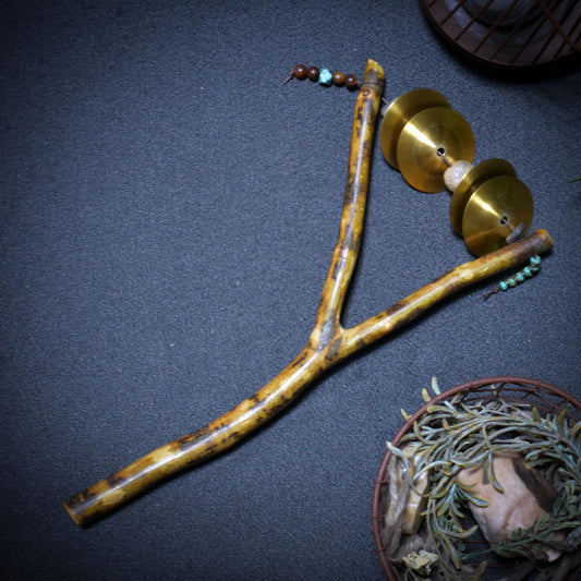 Sistrum der Portale – Schamanischer Shaker aus Astgabel mit Messingschellen & Naturperlen - Art.Nr.: SRA035