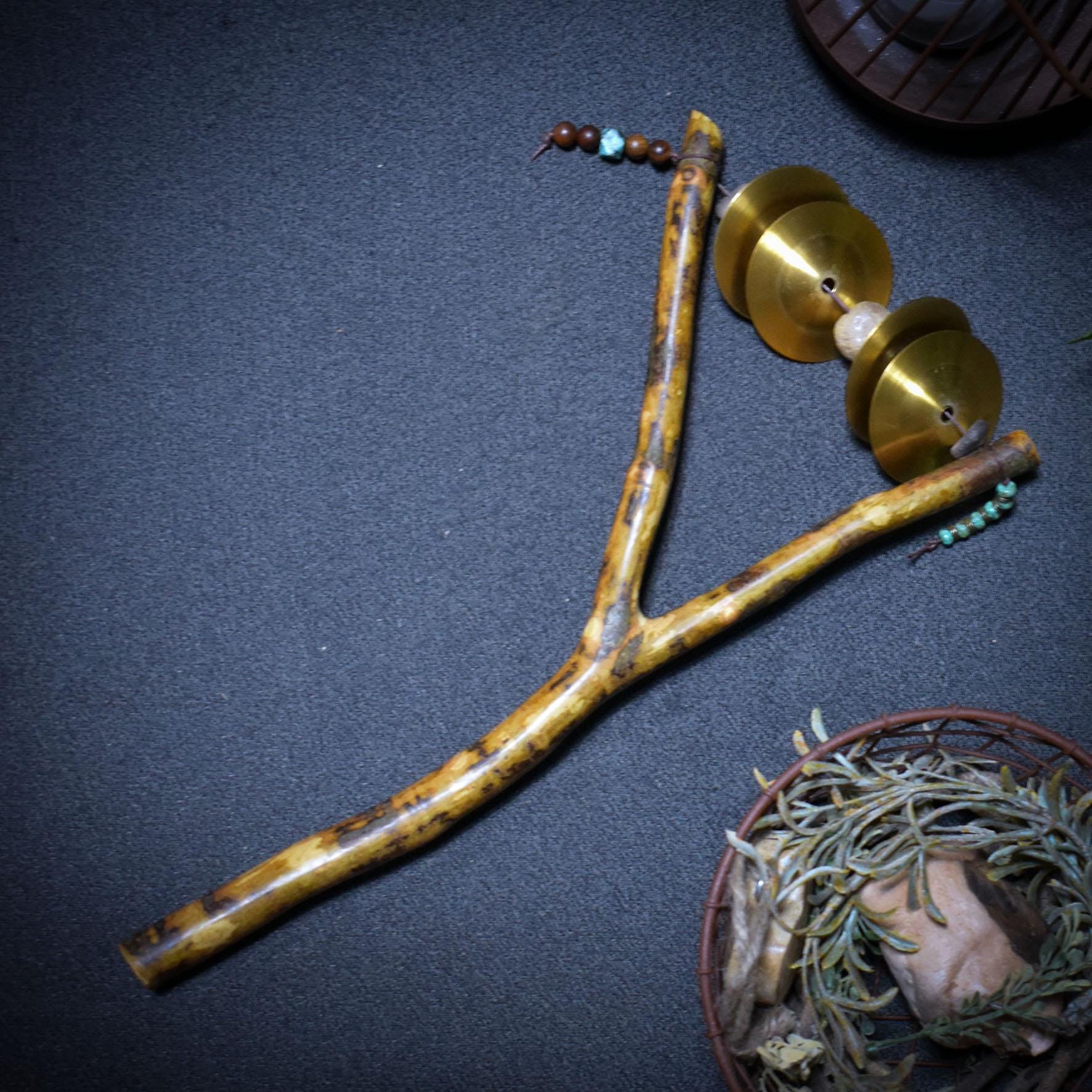 Sistrum der Portale – Schamanischer Shaker aus Astgabel mit Messingschellen & Naturperlen
