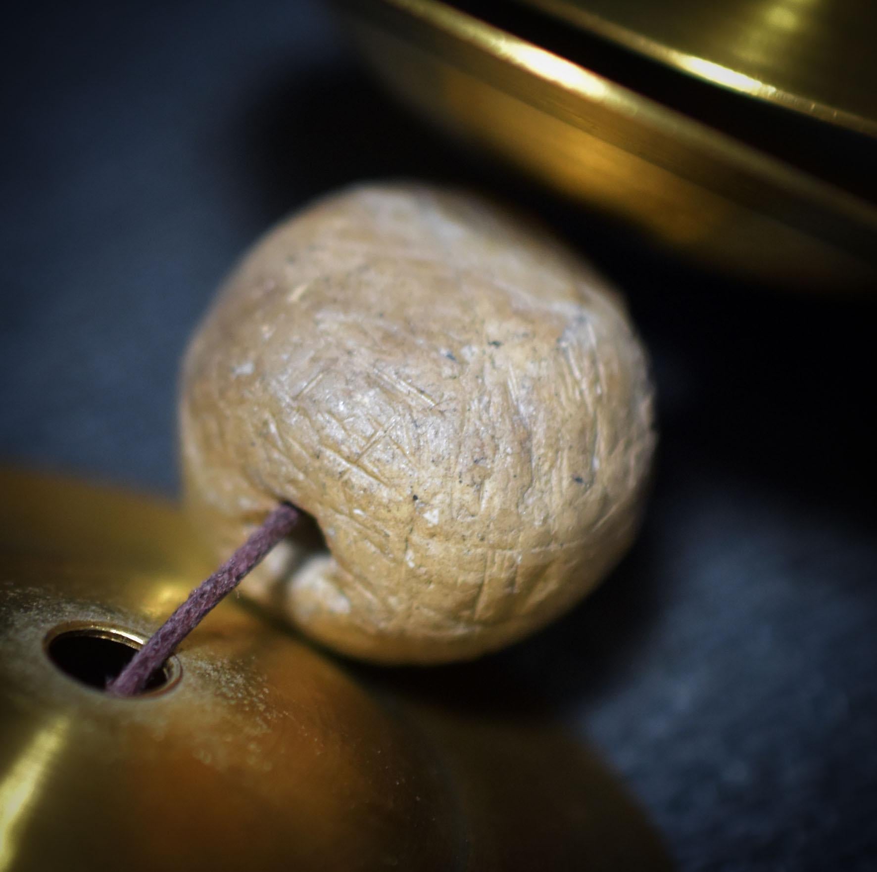 Sistrum der Portale – Schamanischer Shaker aus Astgabel mit Messingschellen & Naturperlen - Art.Nr.: SRA035