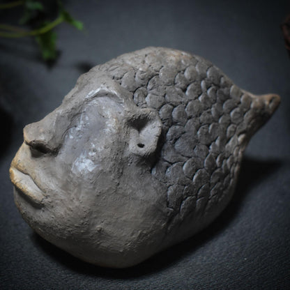 Fischwesen der Schwelle – Skulptur in traditioneller Rauchbrandkunst - Mystisches Wesen zwischen den Welten