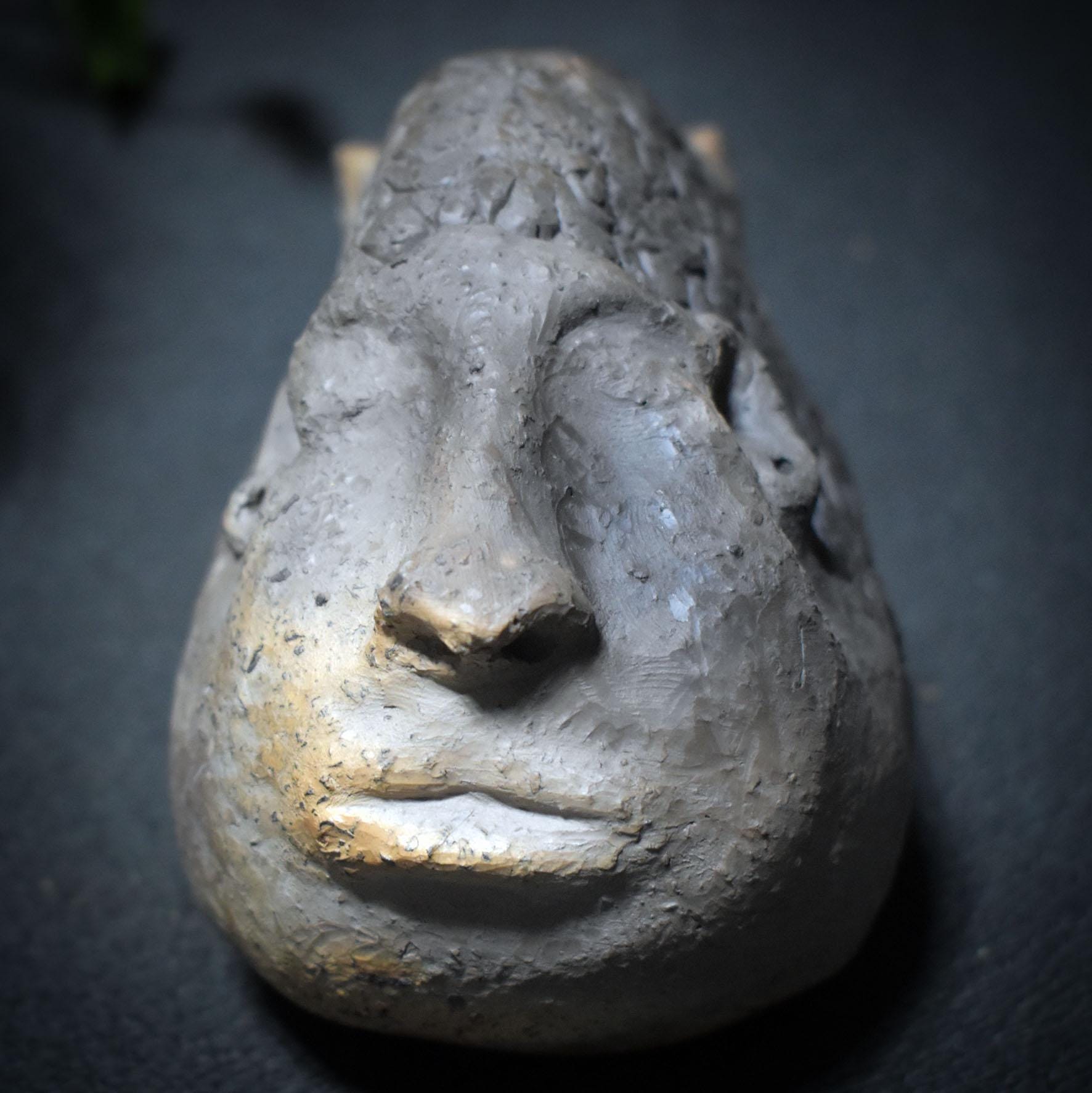 Fischwesen der Schwelle – Skulptur in traditioneller Rauchbrandkunst - Mystisches Wesen zwischen den Welten