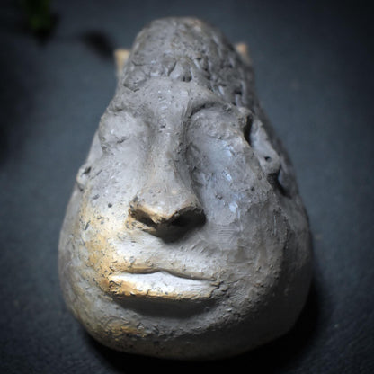 Fischwesen der Schwelle – Skulptur in traditioneller Rauchbrandkunst - Mystisches Wesen zwischen den Welten