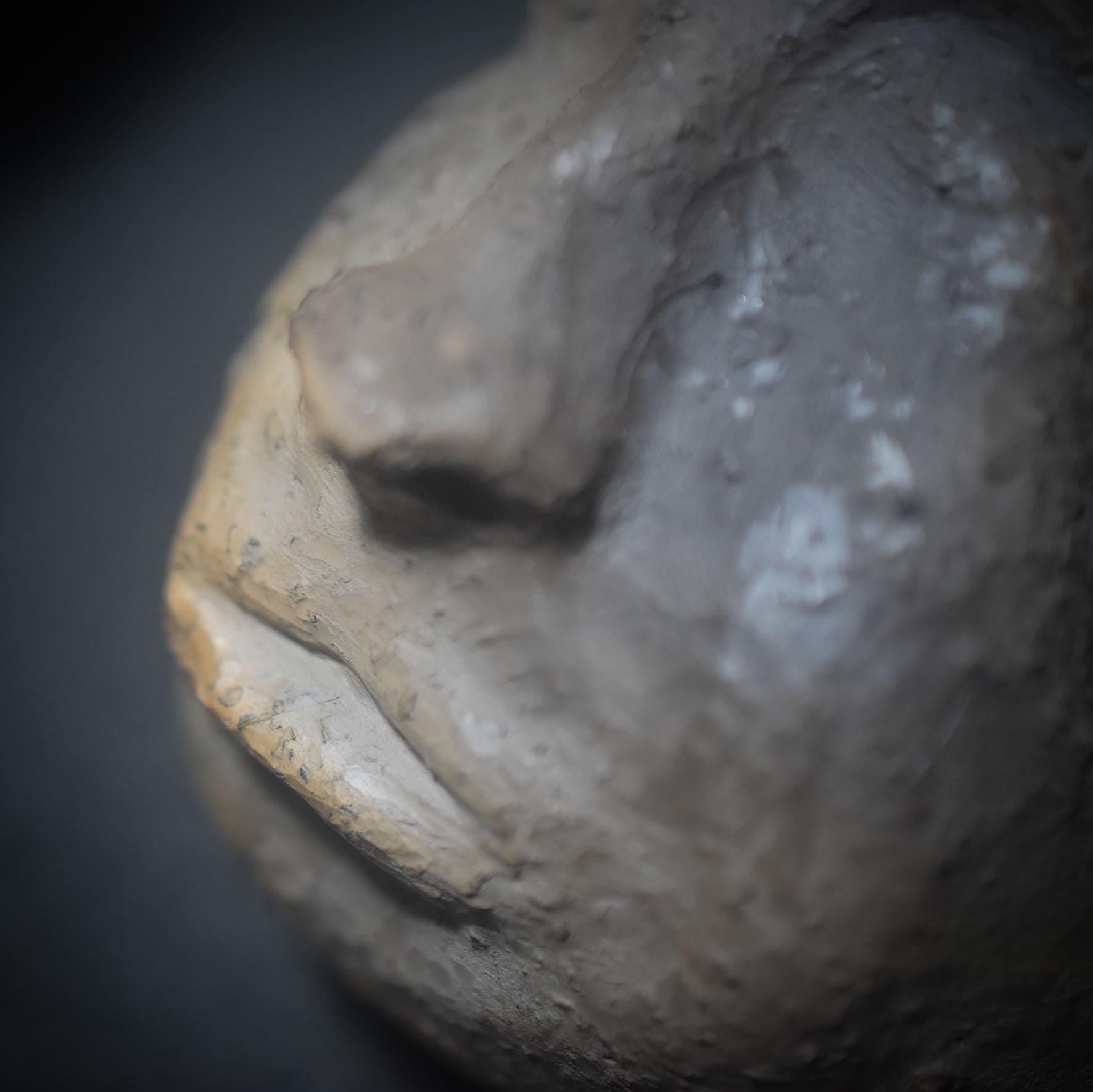 Fischwesen der Schwelle – Skulptur in traditioneller Rauchbrandkunst - Mystisches Wesen zwischen den Welten - Art.Nr.: SKU117