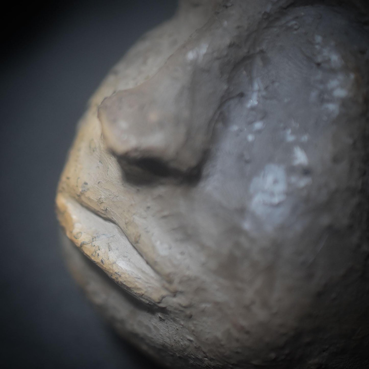 Fischwesen der Schwelle – Skulptur in traditioneller Rauchbrandkunst - Mystisches Wesen zwischen den Welten