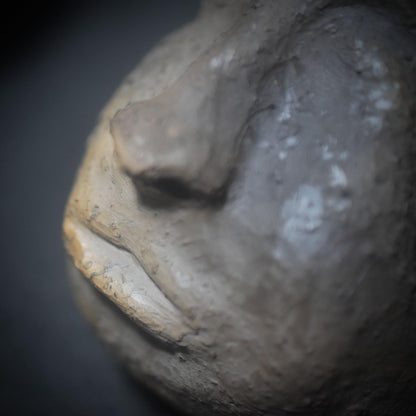 Fischwesen der Schwelle – Skulptur in traditioneller Rauchbrandkunst - Mystisches Wesen zwischen den Welten