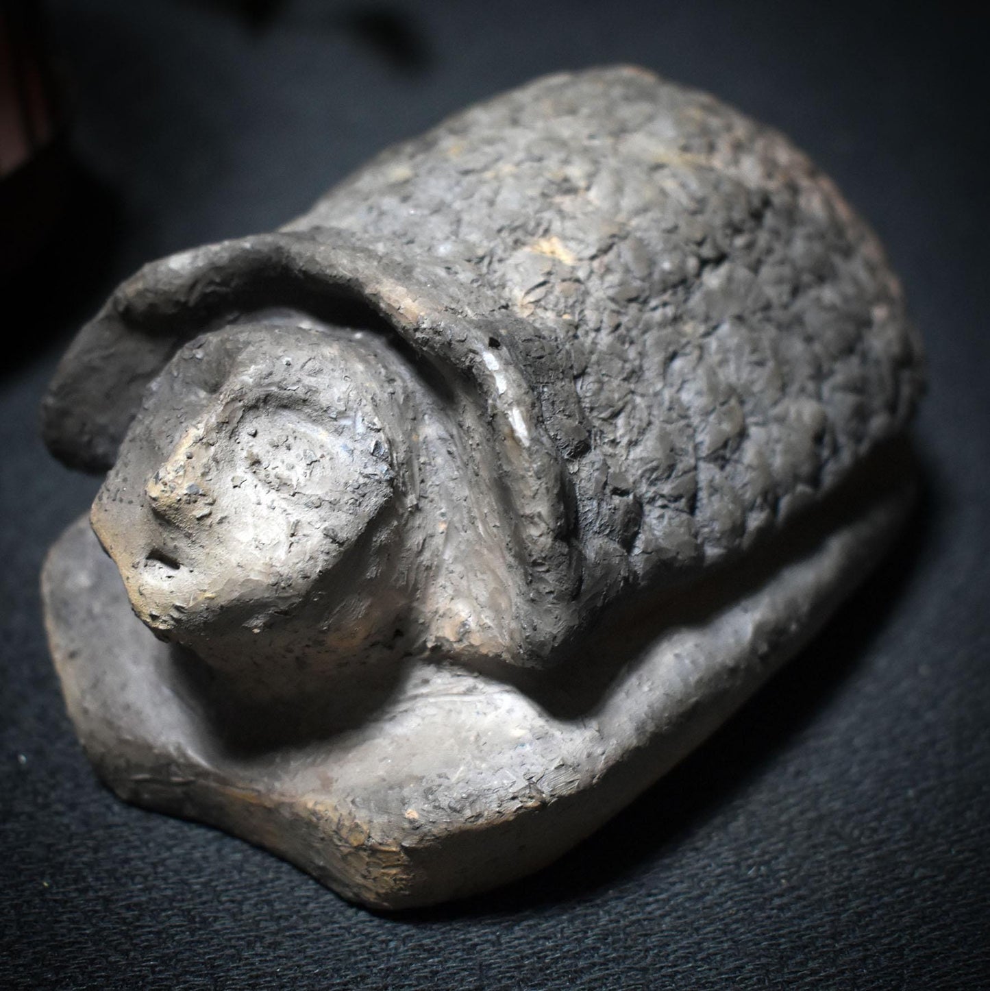 Hüterin der Zeit – Schildkröten-Skulptur mit menschlichem Antlitz - Traditionelle Rauchbrandkunst mit symbolischer Tiefe - Art.Nr.: SKU118