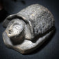 Hüterin der Zeit – Schildkröten-Skulptur mit menschlichem Antlitz - Traditionelle Rauchbrandkunst mit symbolischer Tiefe