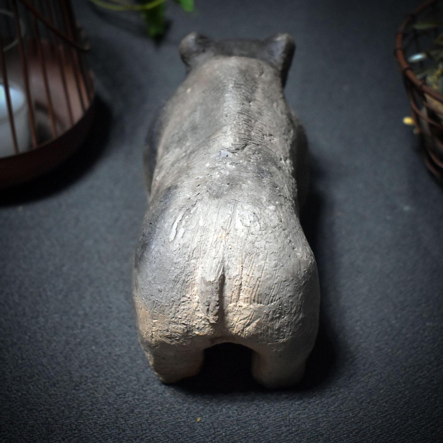 Krafttier Wildschwein – Archaische Skulptur mit Hauern aus Muschelschale - Schutz, Mut und unbändige Lebenskraft