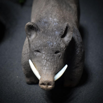 Krafttier Wildschwein – Archaische Skulptur mit Hauern aus Muschelschale - Schutz, Mut und unbändige Lebenskraft - Art.Nr.: SKU119