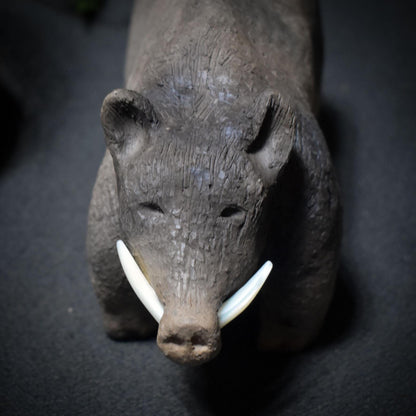 Krafttier Wildschwein – Archaische Skulptur mit Hauern aus Muschelschale - Schutz, Mut und unbändige Lebenskraft