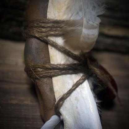 Ritualstab des Falken – Schamanisches Werkzeug in Rauchbrandkunst - Klarer Blick, Führung & luftige Kraft