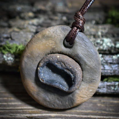 Kraftvolles Rauchbrand-Unikat mit Limonit-Inlay - Hexenschüssel-Amulett - Art.Nr.: AMU034