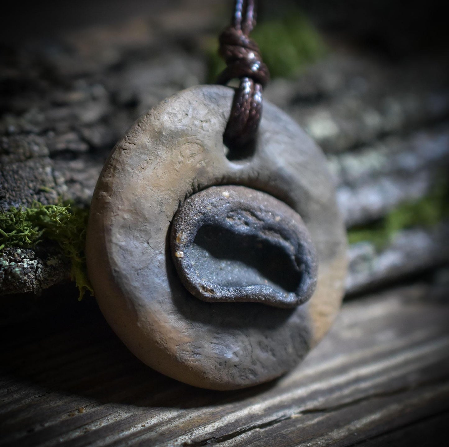 Kraftvolles Rauchbrand-Unikat mit Limonit-Inlay - Hexenschüssel-Amulett - Art.Nr.: AMU034