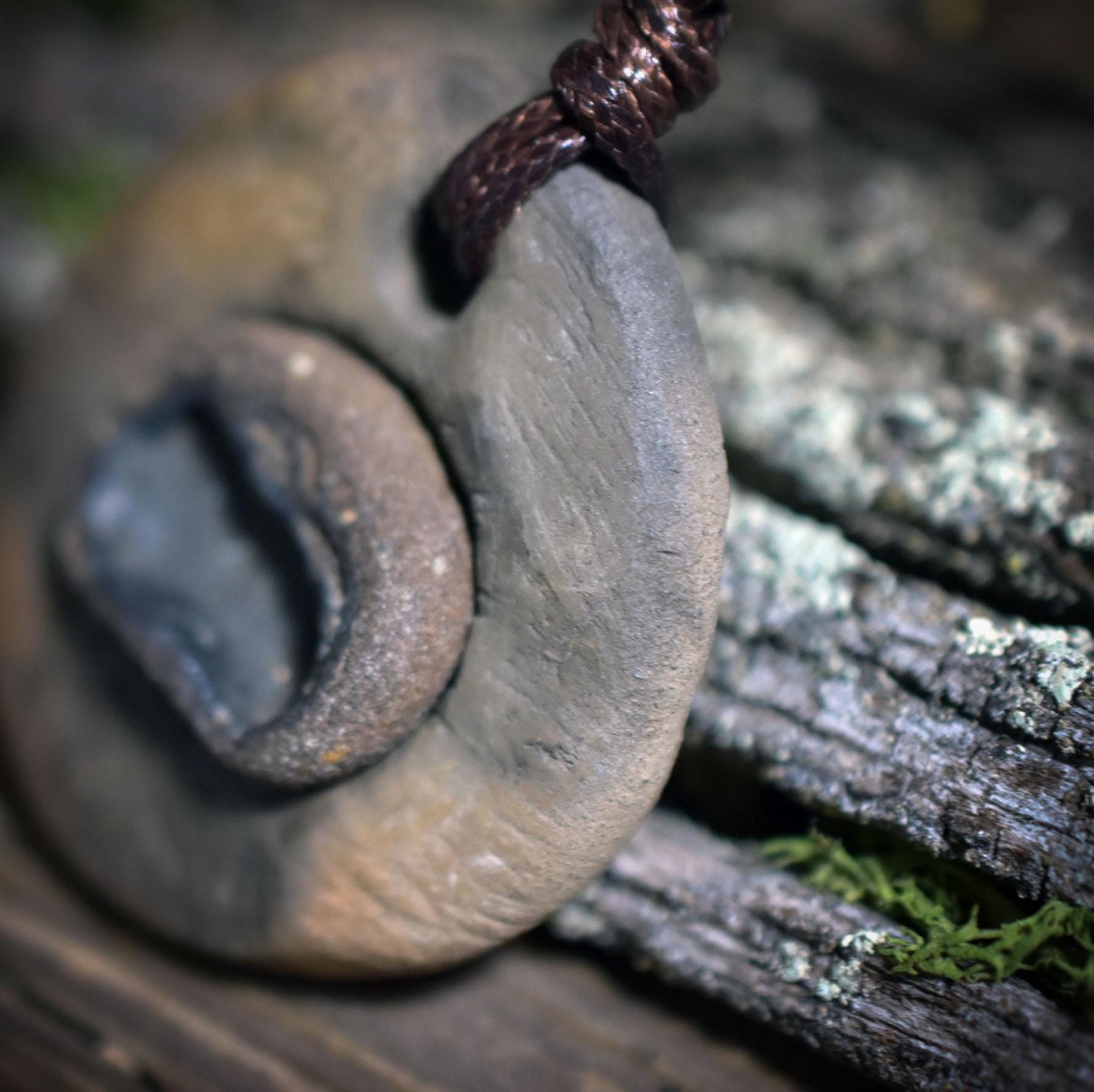 Kraftvolles Rauchbrand-Unikat mit Limonit-Inlay - Hexenschüssel-Amulett - Art.Nr.: AMU034
