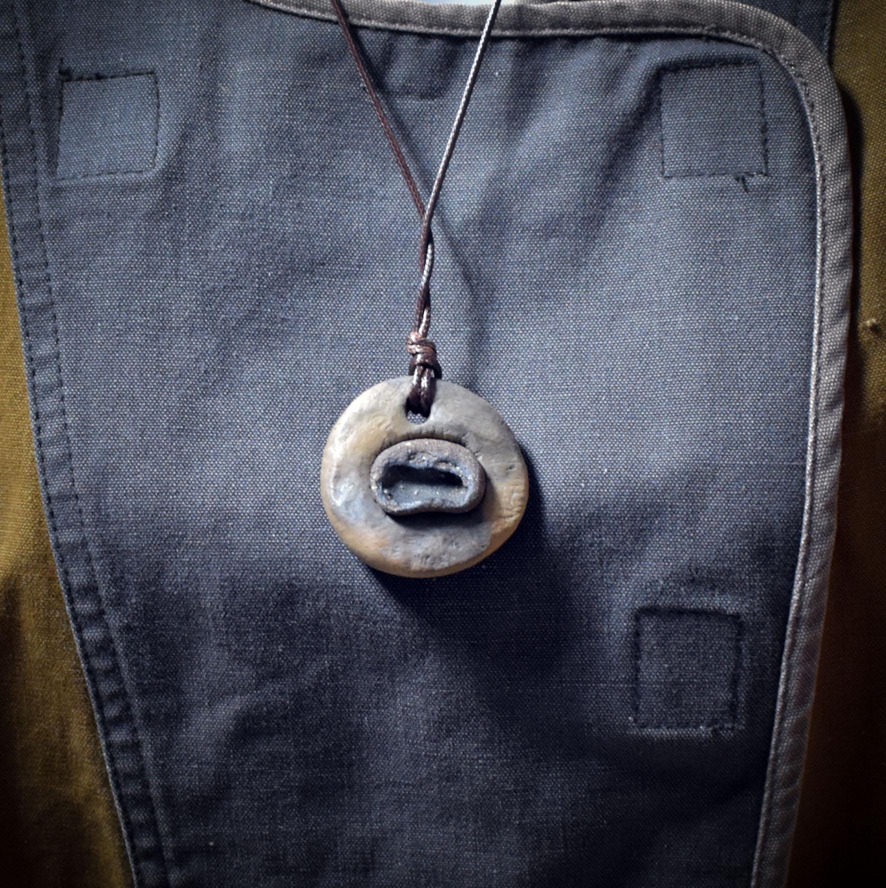 Kraftvolles Rauchbrand-Unikat mit Limonit-Inlay - Hexenschüssel-Amulett