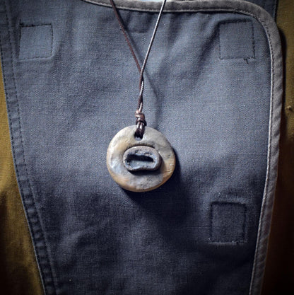 Kraftvolles Rauchbrand-Unikat mit Limonit-Inlay - Hexenschüssel-Amulett