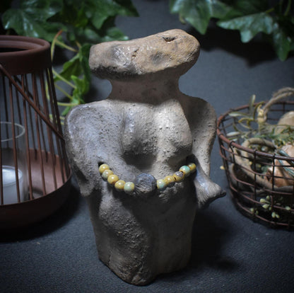 Pilzgöttin – Archaische Göttin in Pilzform mit Pfifferlingskette - im Rauchbrand geboren - Art.Nr.: SKU108