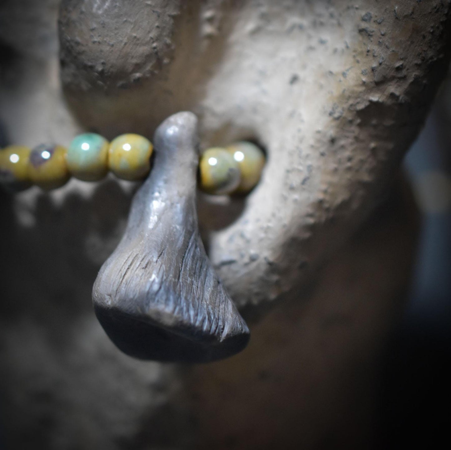 Pilzgöttin – Archaische Göttin in Pilzform mit Pfifferlingskette - im Rauchbrand geboren