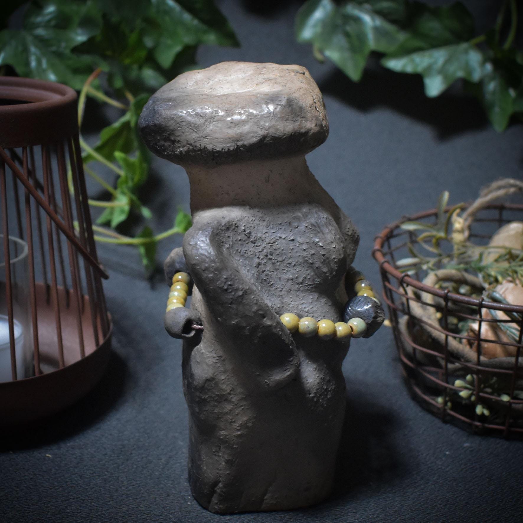 Pilzgöttin – Archaische Göttin in Pilzform mit Pfifferlingskette - im Rauchbrand geboren