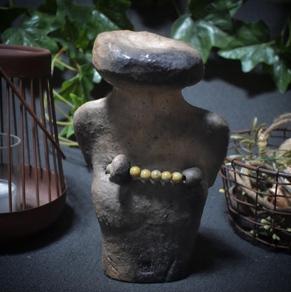 Pilzgöttin – Archaische Göttin in Pilzform mit Pfifferlingskette - im Rauchbrand geboren - Art.Nr.: SKU108