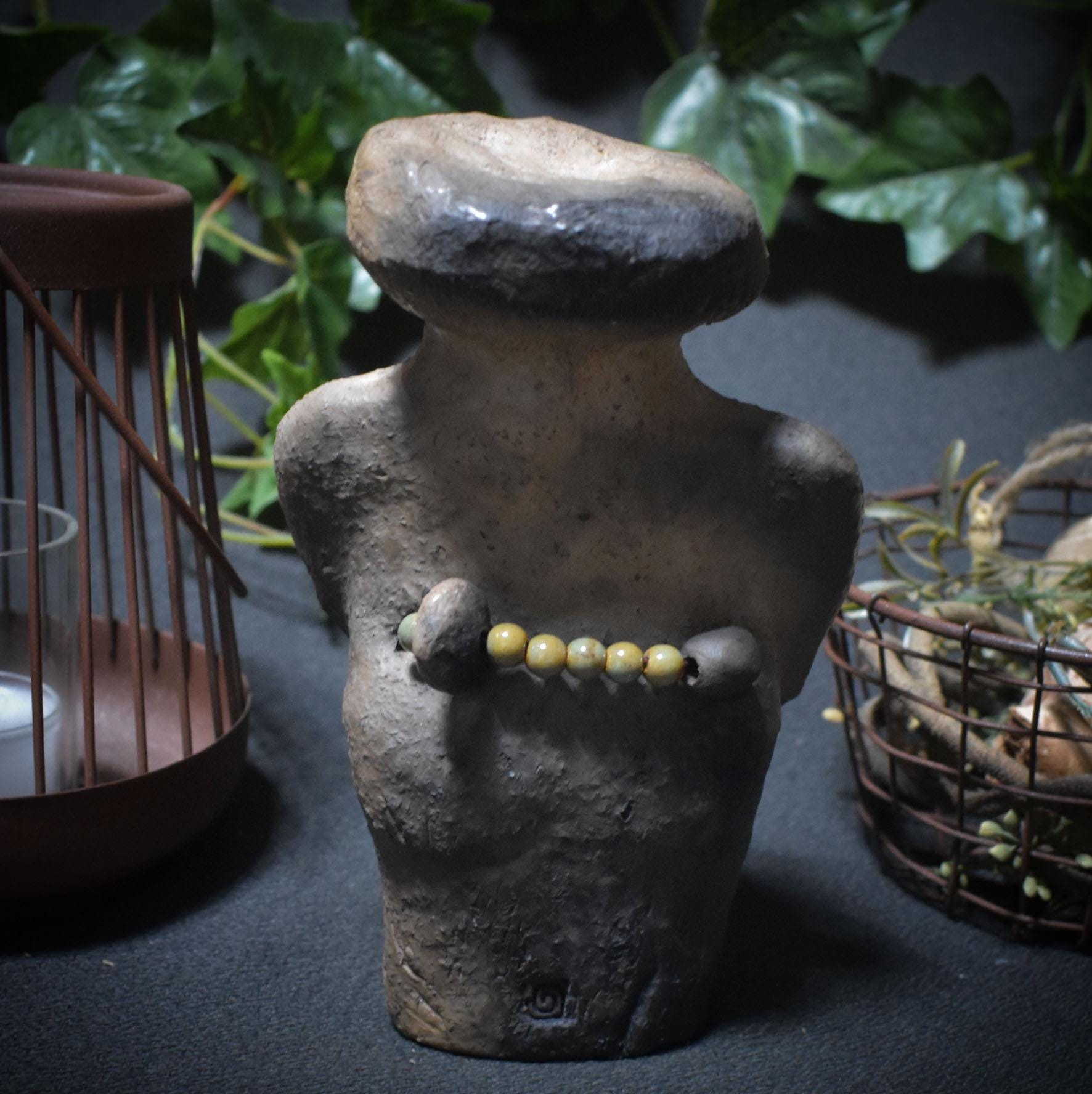 Pilzgöttin – Archaische Göttin in Pilzform mit Pfifferlingskette - im Rauchbrand geboren