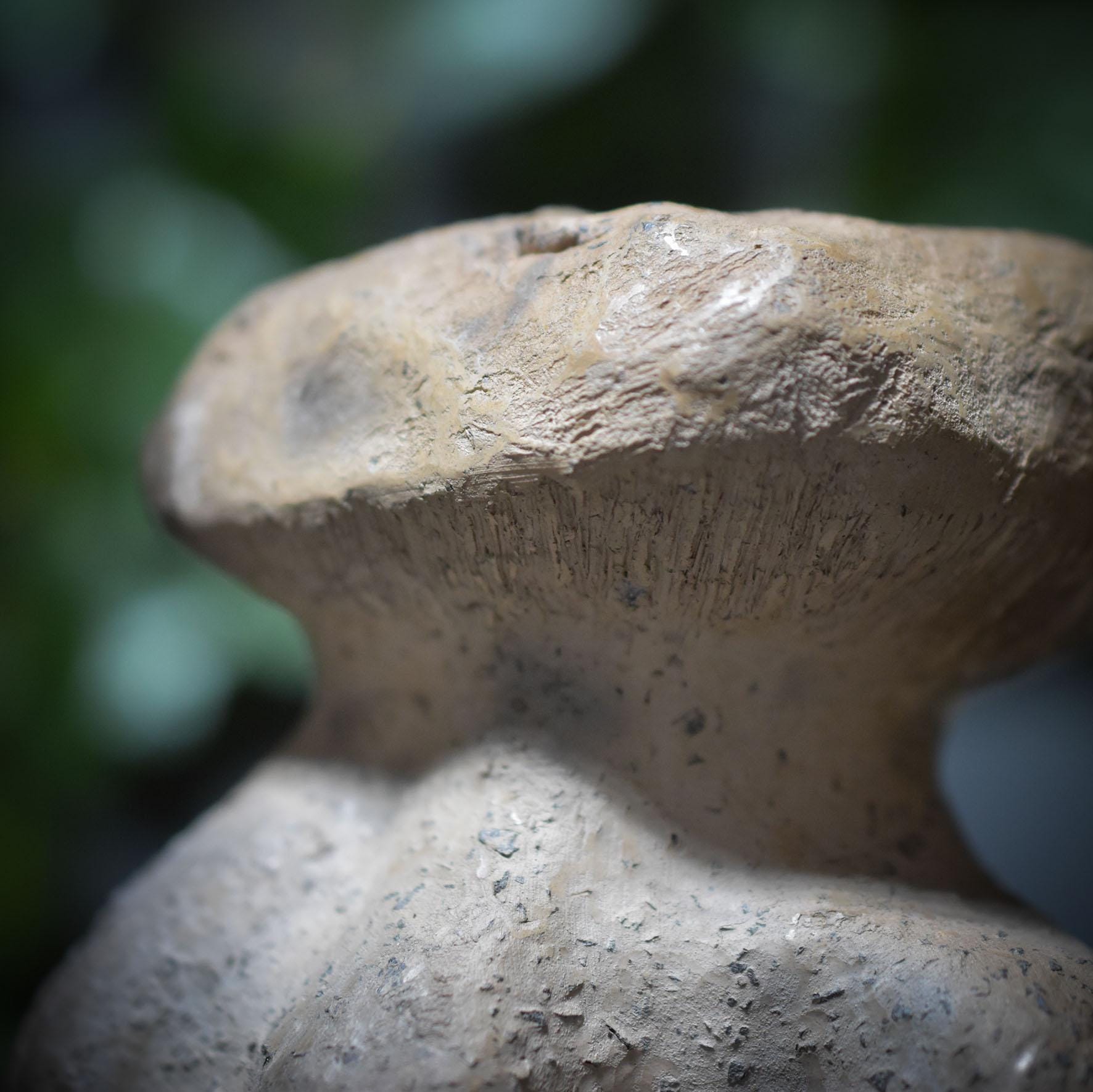 Pilzgöttin – Archaische Göttin in Pilzform mit Pfifferlingskette - im Rauchbrand geboren - Art.Nr.: SKU108