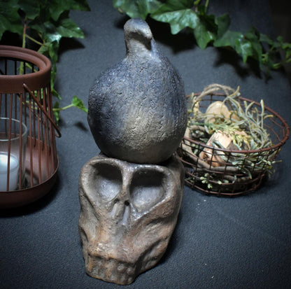 Botschaft zwischen den Welten – Rauchbrand-Kunstobjekt mit Taube & Totenschädel - Art.Nr.: SKU110