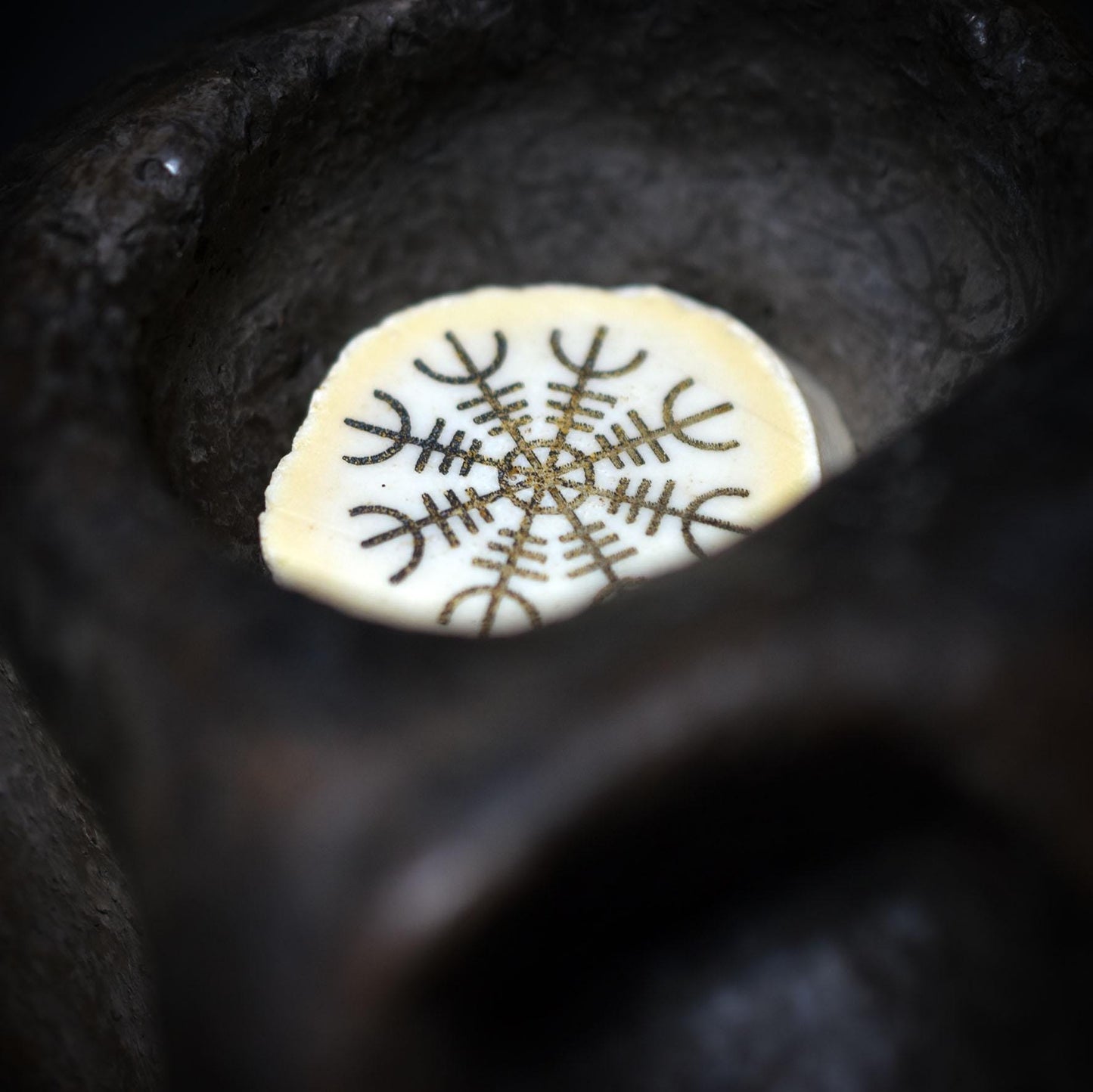 Botschaft zwischen den Welten – Rauchbrand-Kunstobjekt mit Taube & Totenschädel - Art.Nr.: SKU110