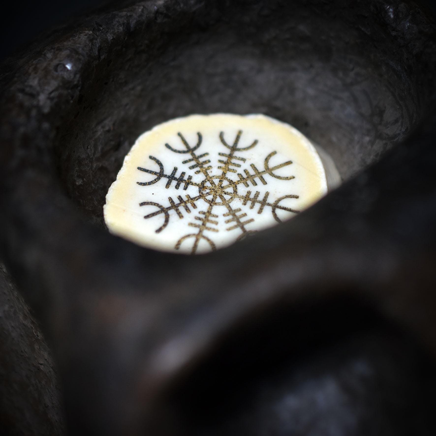 Botschaft zwischen den Welten – Rauchbrand-Kunstobjekt mit Taube & Totenschädel - Art.Nr.: SKU110