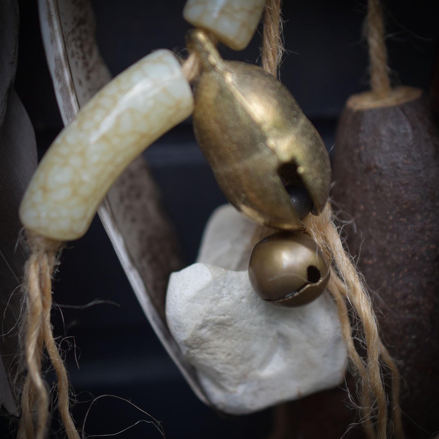 Schamanische Trommel-Wanddeko – Rauchbrandkunst mit Wildschweinzähnen & Kraftobjekten - Art.Nr.: HEX015