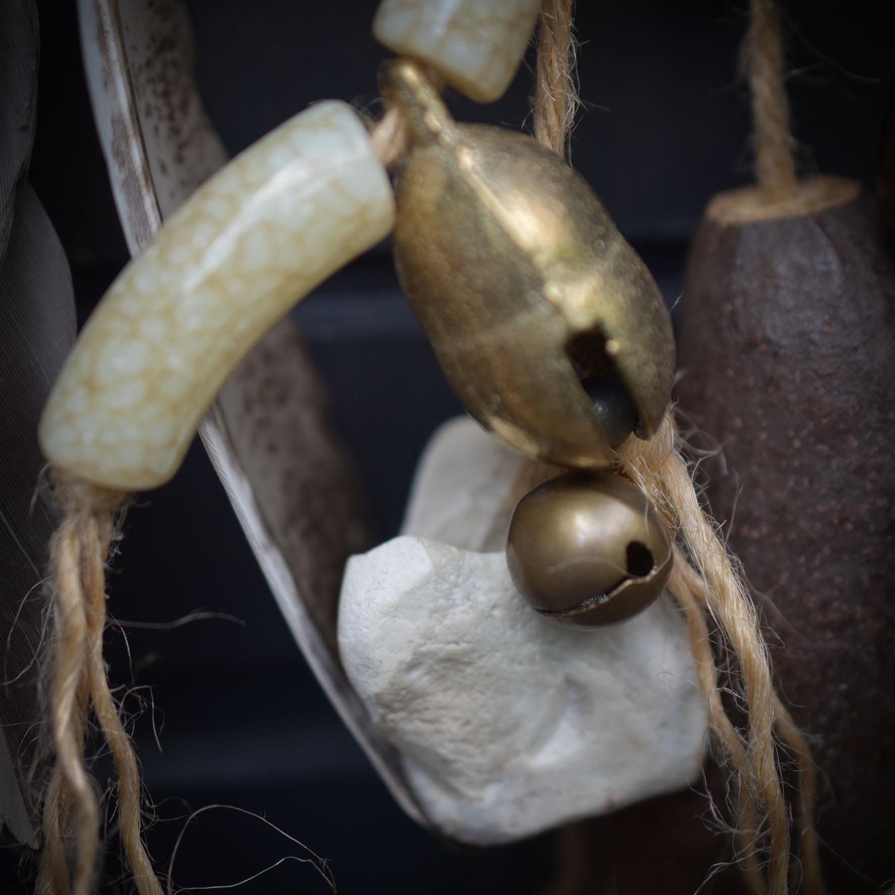 Schamanische Trommel-Wanddeko – Rauchbrandkunst mit Wildschweinzähnen & Kraftobjekten - Art.Nr.: HEX015