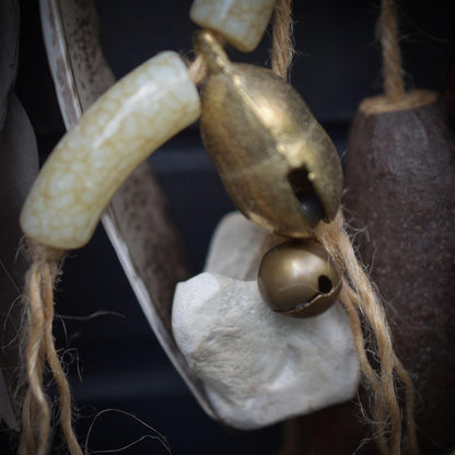 Schamanische Trommel-Wanddeko – Rauchbrandkunst mit Wildschweinzähnen & Kraftobjekten