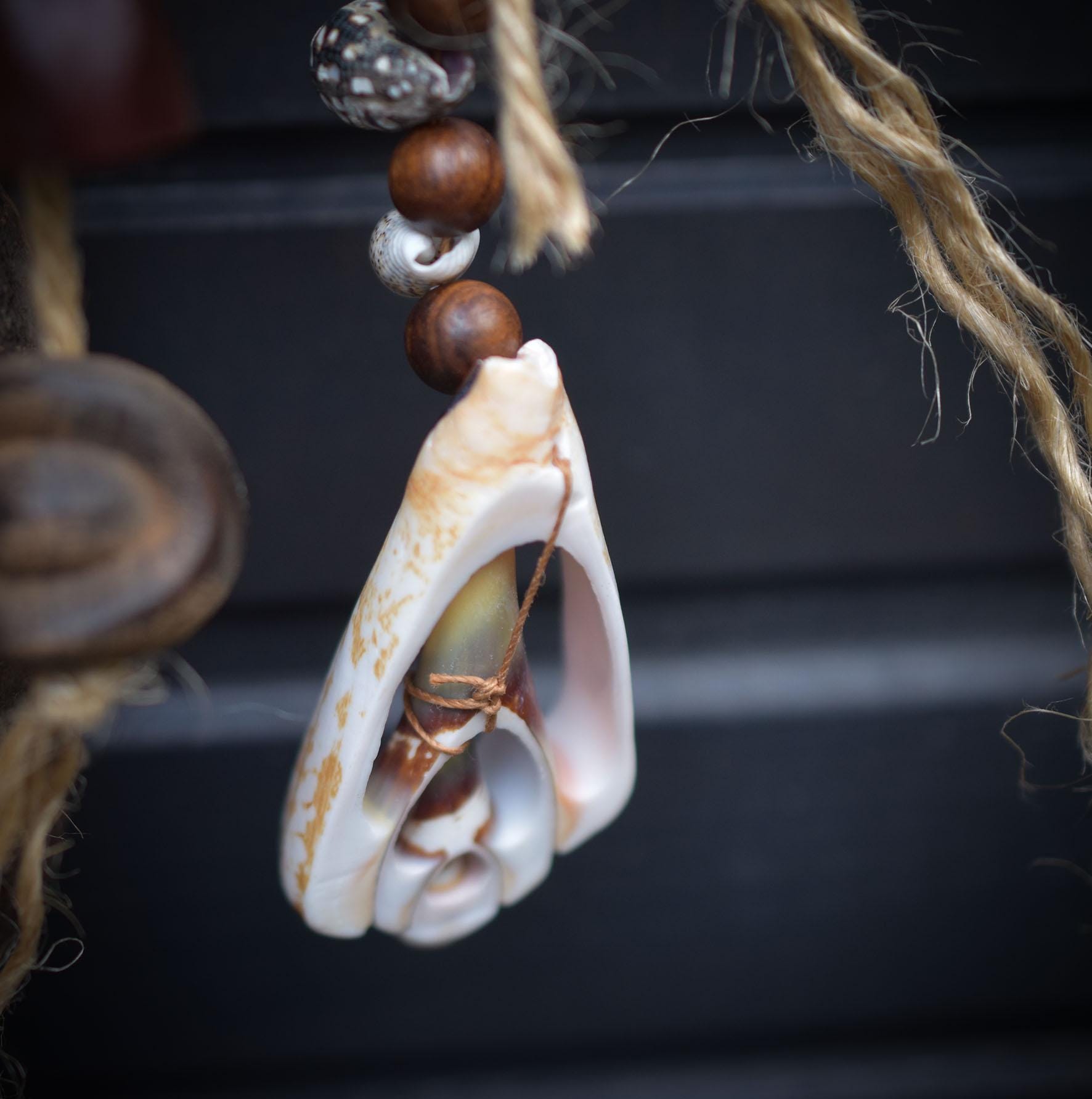 Schamanische Trommel-Wanddeko – Rauchbrandkunst mit Wildschweinzähnen & Kraftobjekten - Art.Nr.: HEX015