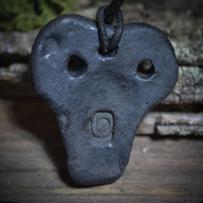 Eye Idol Amulett – Rauchbrandkunst inspiriert von Tel Brak, mit verstellbarem Leder- oder Baumwollband - Art.Nr.: AMU038