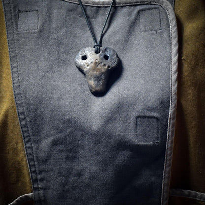 Eye Idol Amulett – Rauchbrandkunst inspiriert von Tel Brak, mit verstellbarem Leder- oder Baumwollband - Art.Nr.: AMU038