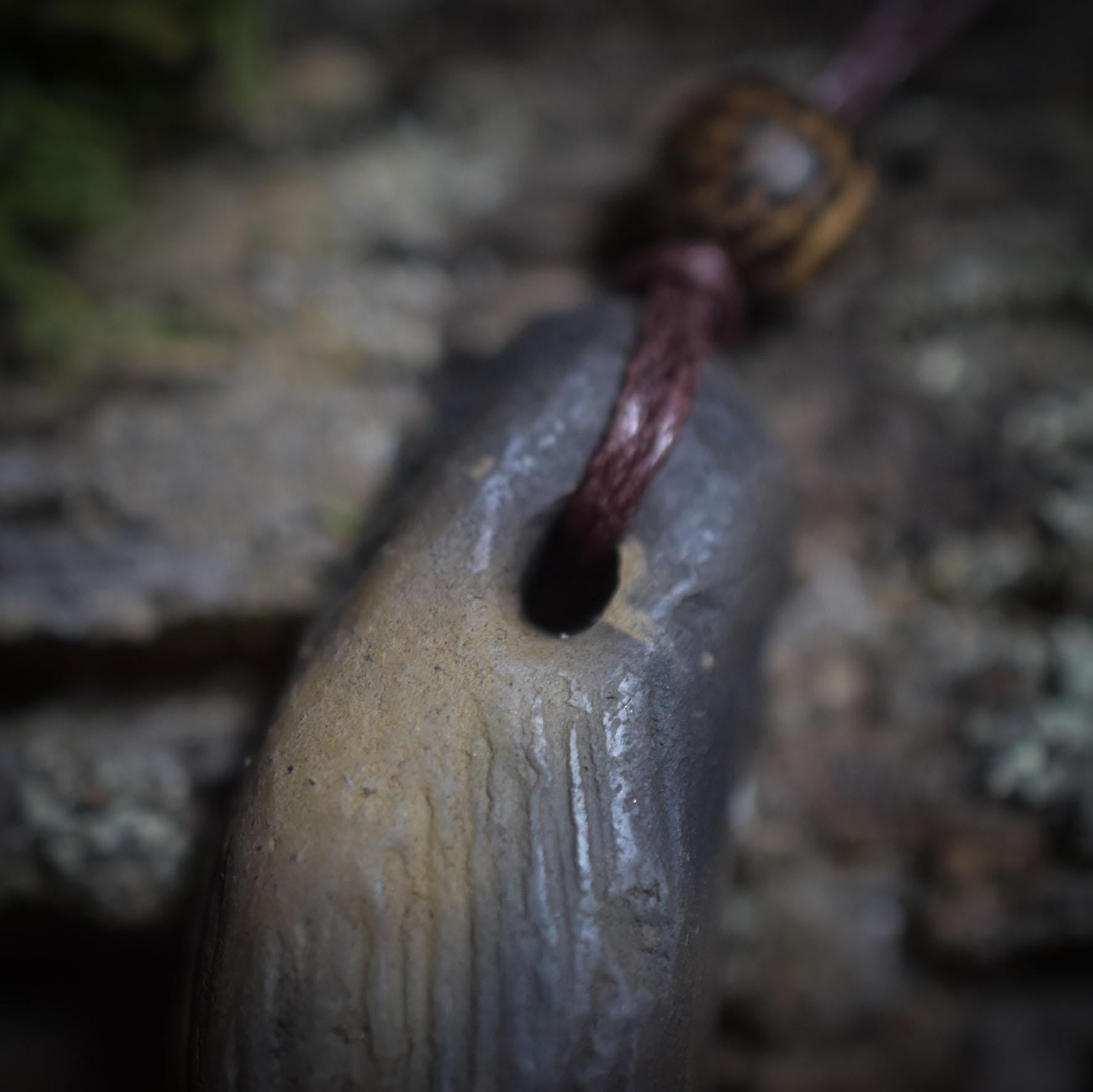 Wolfszahn-Amulett – Neolithisch inspiriertes Schmuckstück in Rauchbrandkunst mit Leder- oder Baumwollband- Art.Nr.: AMU042