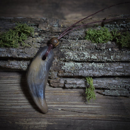 Wolfszahn-Amulett – Neolithisch inspiriertes Schmuckstück in Rauchbrandkunst mit Leder- oder Baumwollband- Art.Nr.: AMU042