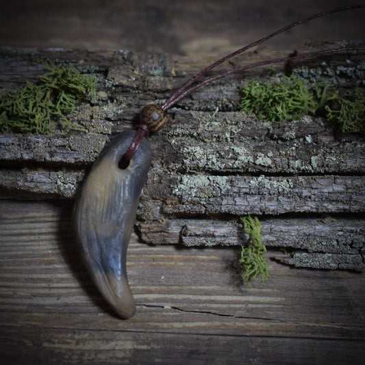 Wolfszahn-Amulett – Neolithisch inspiriertes Schmuckstück in Rauchbrandkunst mit Leder- oder Baumwollband- Art.Nr.: AMU042