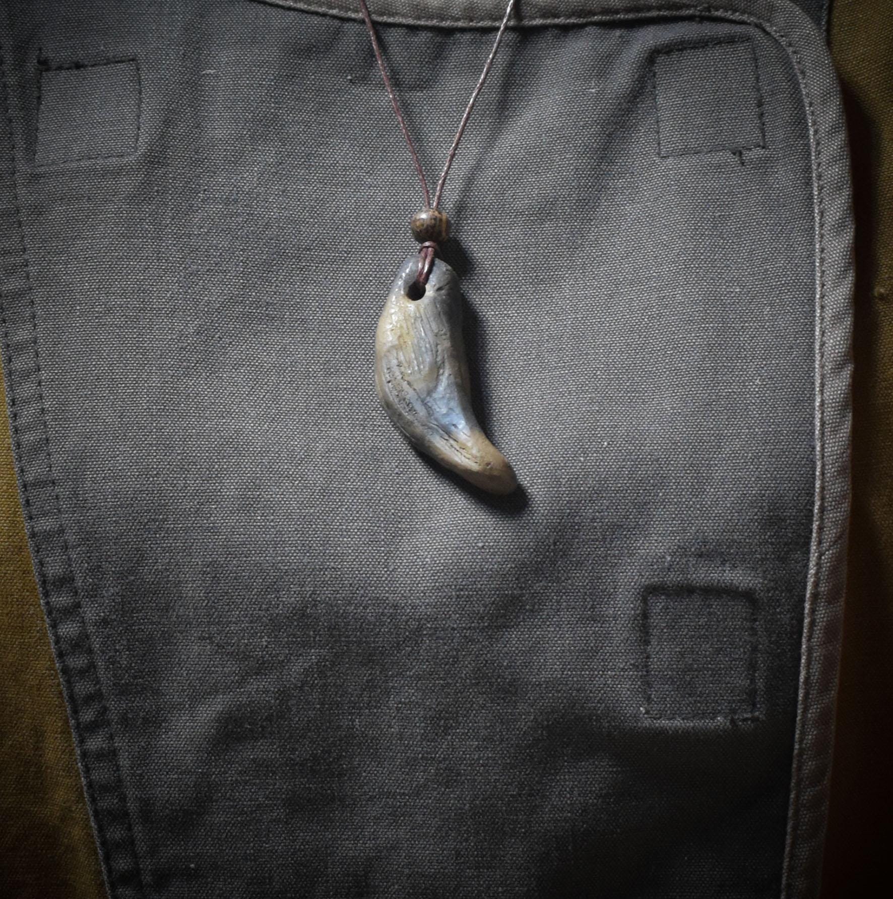 Wolfszahn-Amulett – Neolithisch inspiriertes Schmuckstück in Rauchbrandkunst mit Leder- oder Baumwollband- Art.Nr.: AMU042