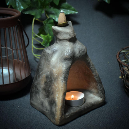 Räucherkegelhalter „Schamanin“ – Rückfluss & Teelicht in archaischer Rauchbrandkunst