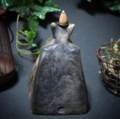 Räucherkegelhalter „Schamanin“ – Rückfluss & Teelicht in archaischer Rauchbrandkunst