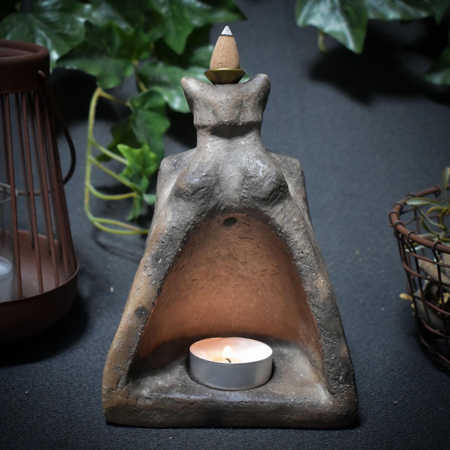 Räucherkegelhalter „Schamanin“ – Rückfluss & Teelicht in archaischer Rauchbrandkunst