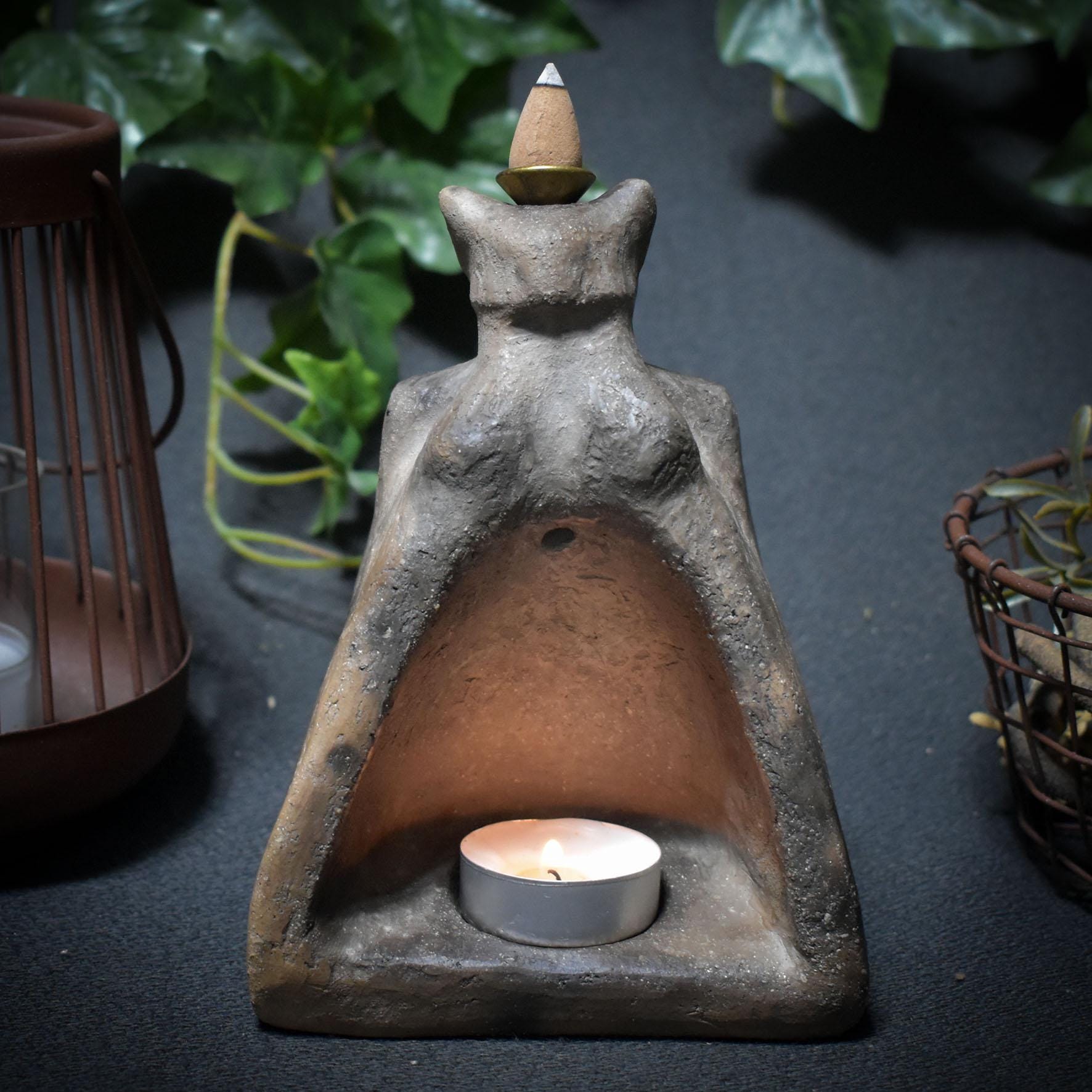 Räucherkegelhalter „Schamanin“ – Rückfluss & Teelicht in archaischer Rauchbrandkunst