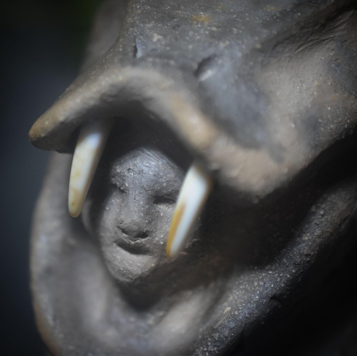 Krafttier Schlange – Schamanische Skulptur aus traditioneller Rauchbrandkunst