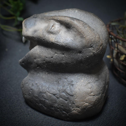 Krafttier Schlange – Schamanische Skulptur aus traditioneller Rauchbrandkunst - Art.Nr.: SKU122